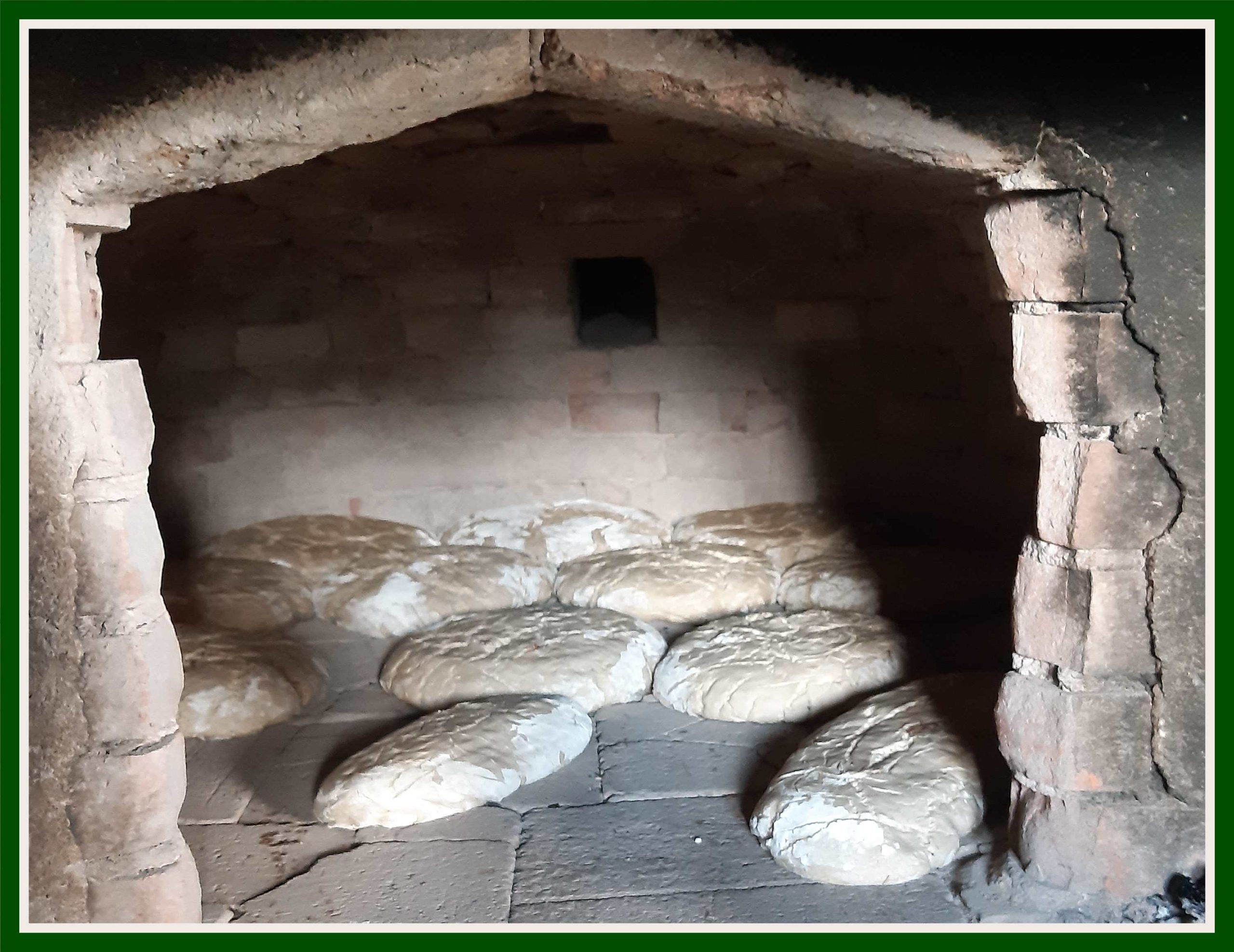 Brot im Backofen Bauernbrot zum Backen im Holzbackofen
